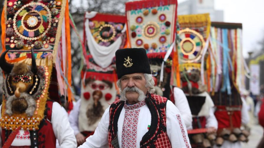 Хиляди звънци огласиха Перник във втория ден на фестивала „Сурва" (СНИМКИ)