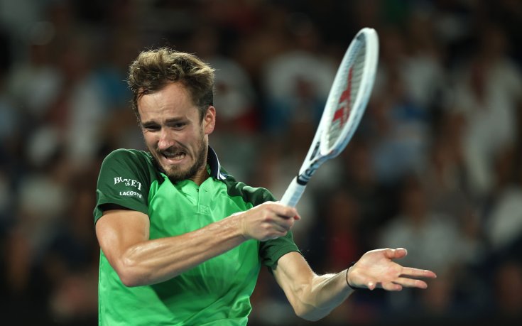 Медведев е на полуфинал в Дубай