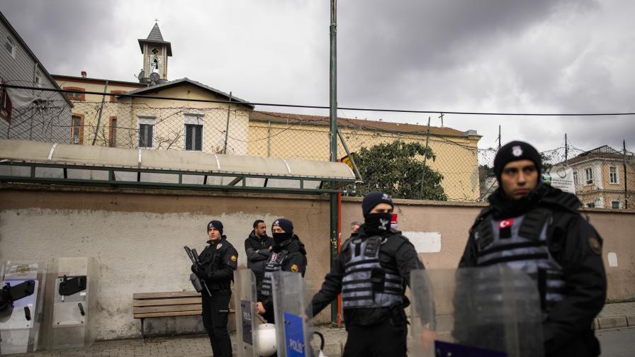 Въоръжено нападение срещу църква в Истанбул, има жертва (ВИДЕО)