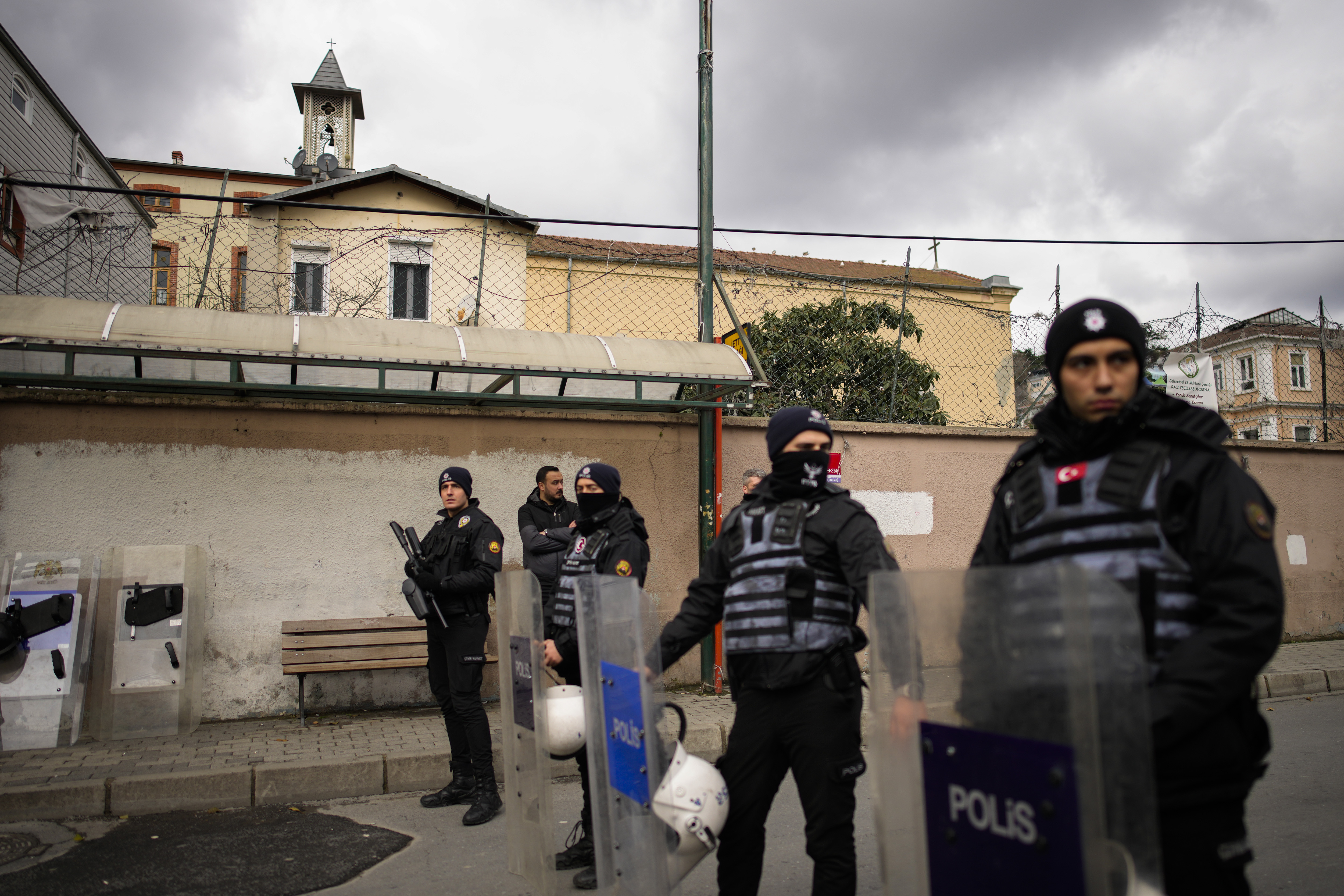 <p>Маскирани откриха стрелба в църква в Истанбул, има жертва</p>