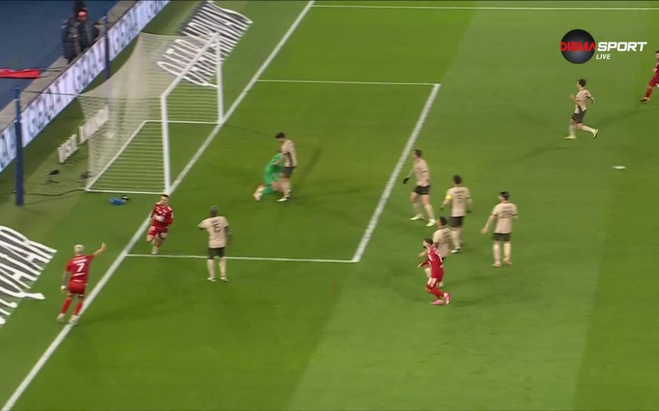 Парк де Пренс бе смълчан в заключителните минутина мача между