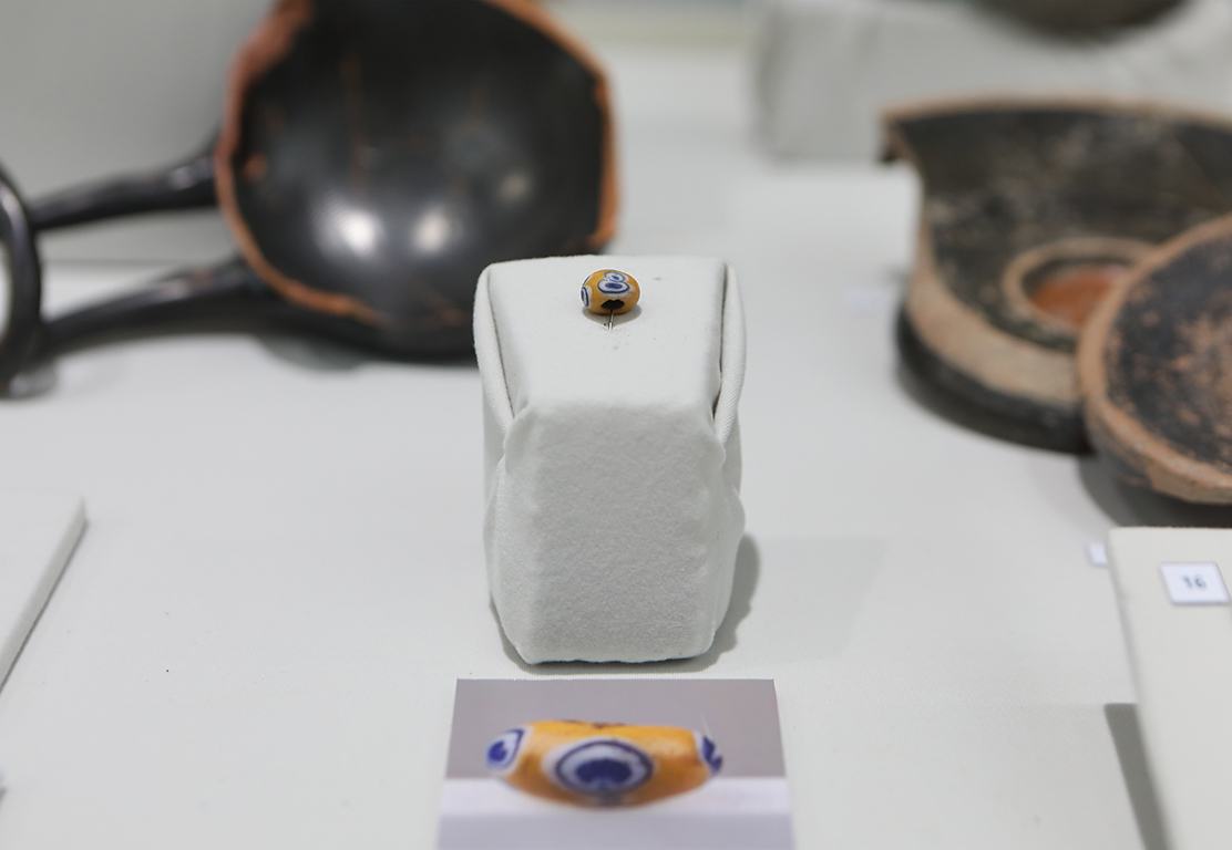 <p>Именно на този обект бе открито синьото мънисто, станало впоследствие емблема на тазгодишната изложба.</p>