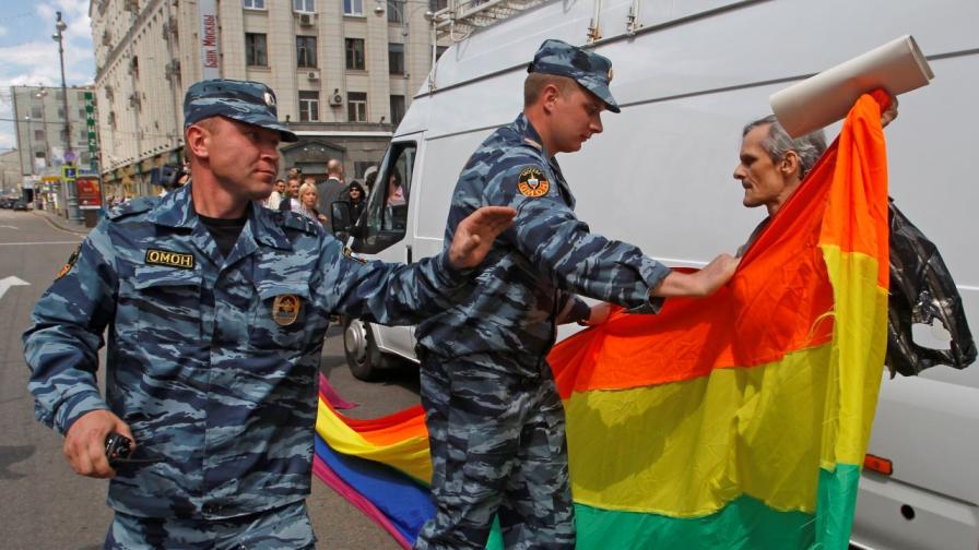 "Обеци в цветовете на дъгата": Русия осъди жена заради "екстремистки символи"