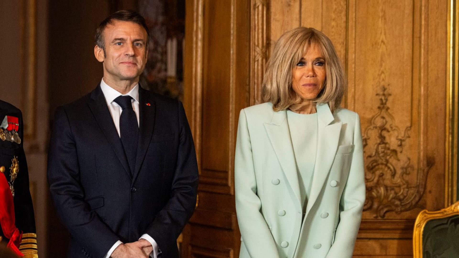 Френският президент Еманюел Макрон и съпругата му Брижит заведоха днес