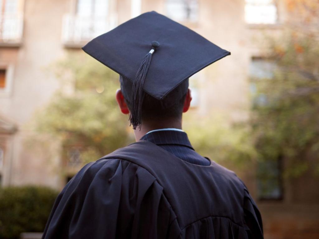 ВСъединените щати обществените колежи традиционно издават дипломи за завършено двугодишно
