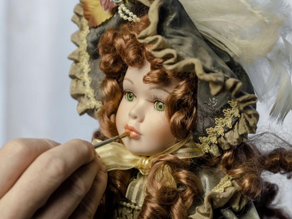 Полицията нахлува в дома на жена която изработва реалистични кукли