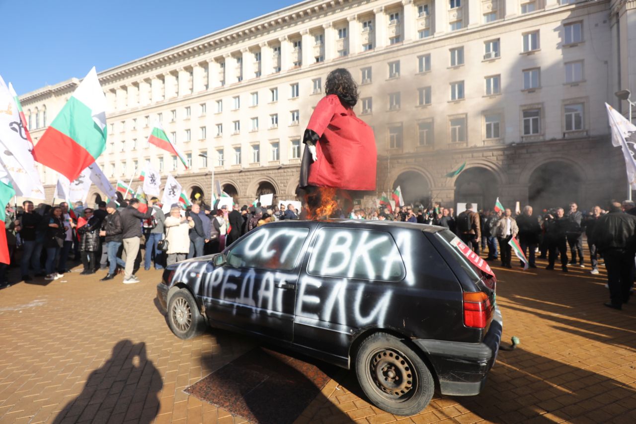 <p>&quot;Възраждане&quot; протестира пред Конституционния съд по повод референдума за запазване на лева</p>