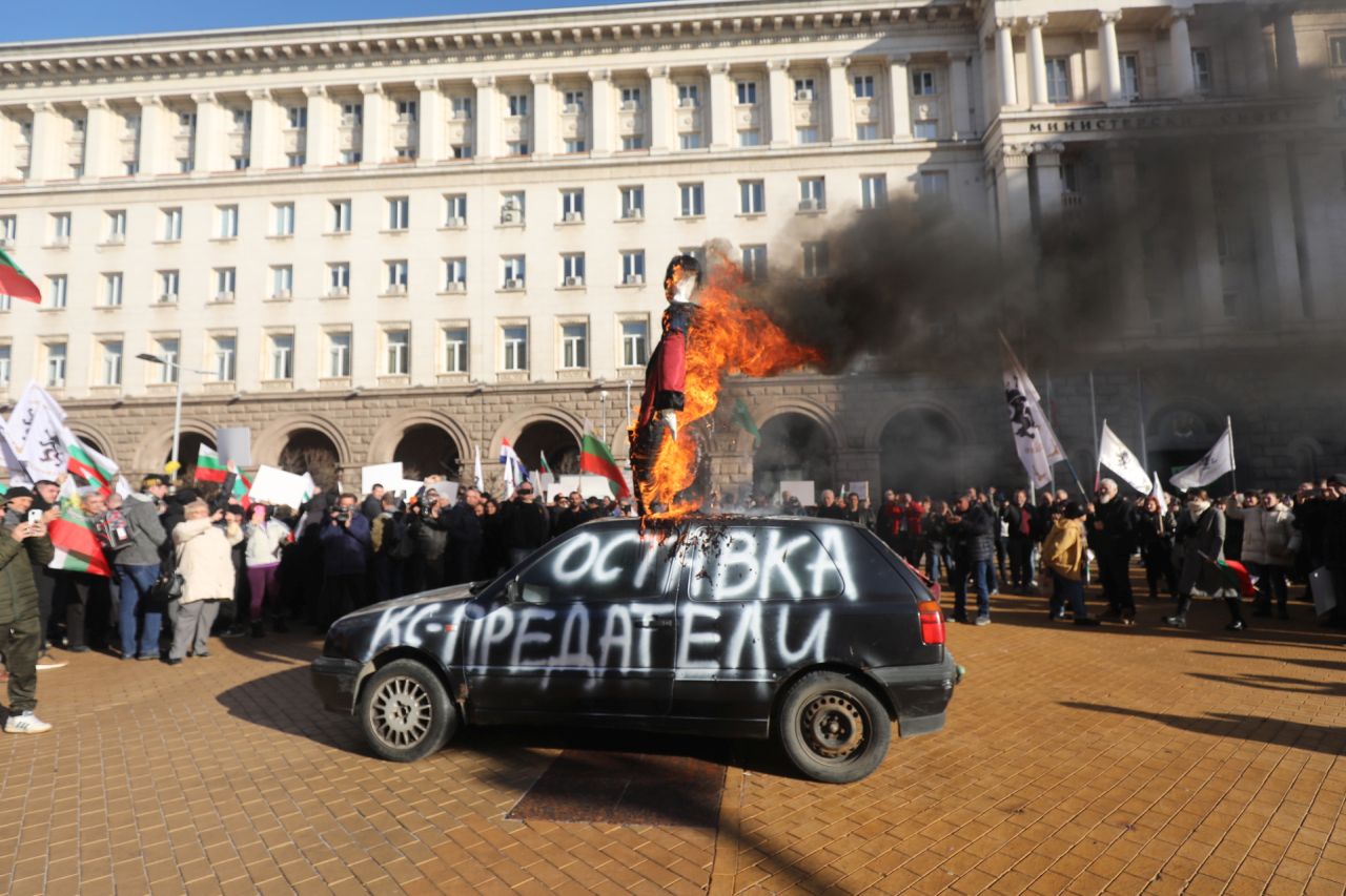 <p>&quot;Възраждане&quot; протестира пред Конституционния съд по повод референдума за запазване на лева</p>