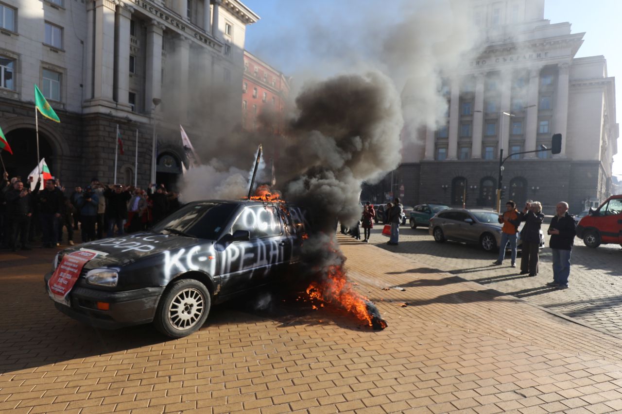 <p>&quot;Възраждане&quot; протестира пред Конституционния съд по повод референдума за запазване на лева</p>