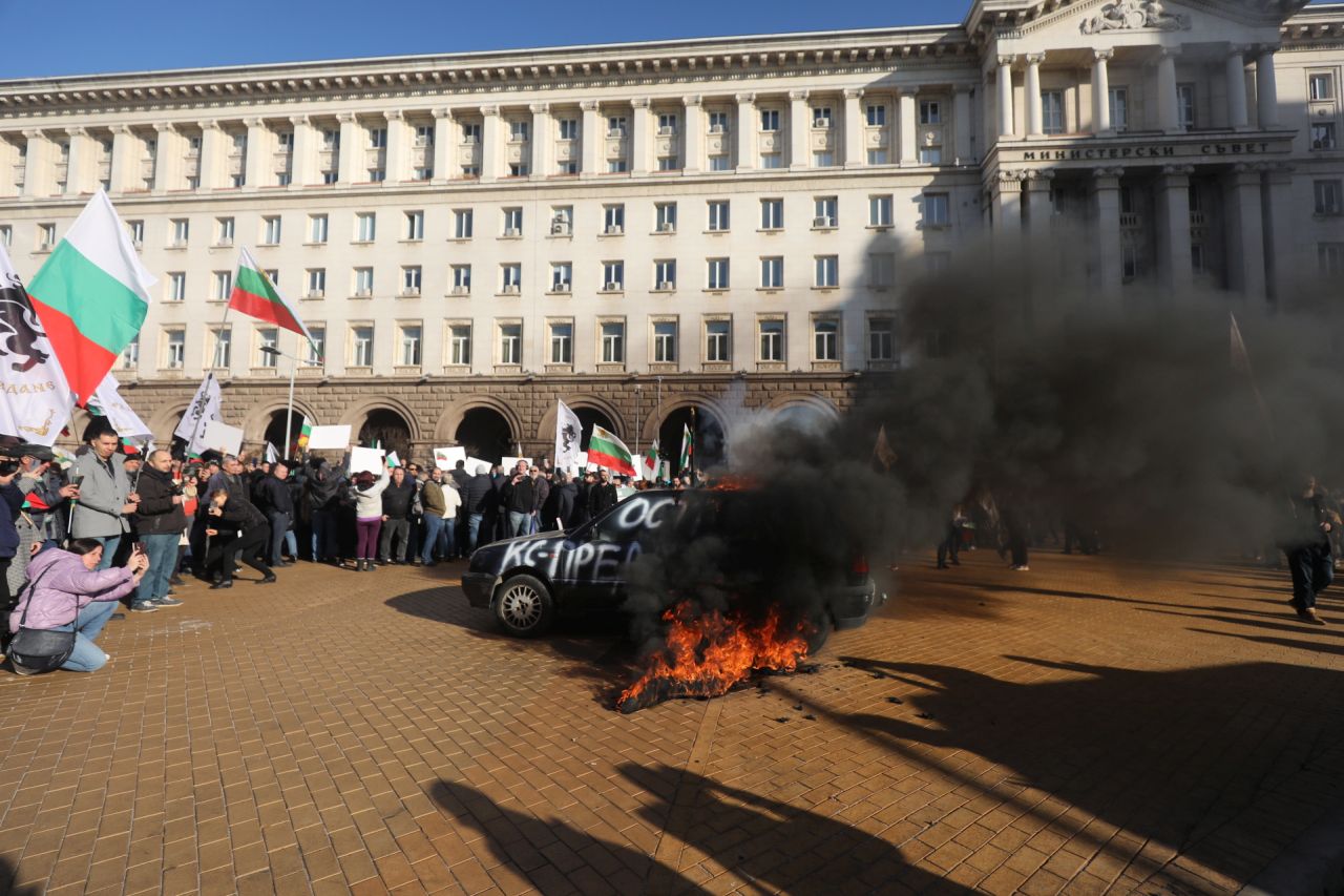 <p>&quot;Възраждане&quot; протестира пред Конституционния съд по повод референдума за запазване на лева</p>