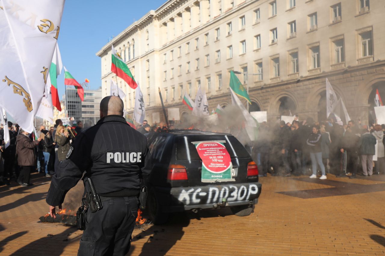 <p>&quot;Възраждане&quot; протестира пред Конституционния съд по повод референдума за запазване на лева</p>