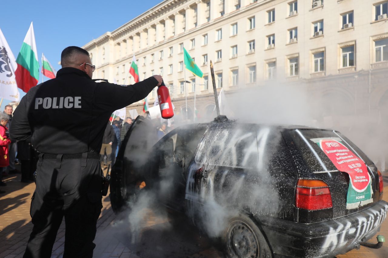 <p>&quot;Възраждане&quot; протестира пред Конституционния съд по повод референдума за запазване на лева</p>