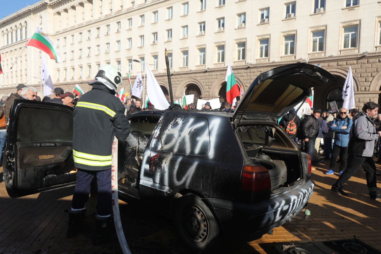 <p>&quot;Възраждане&quot; протестира пред Конституционния съд по повод референдума за запазване на лева</p>