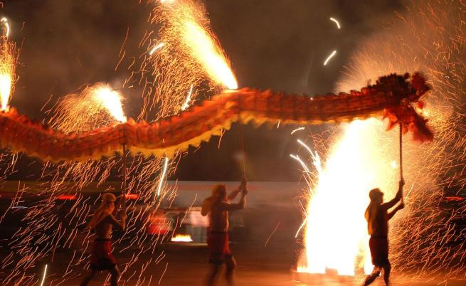 Танцът на огнения дракон: Скритата история зад тази древна китайска традиция (СНИМКИ)