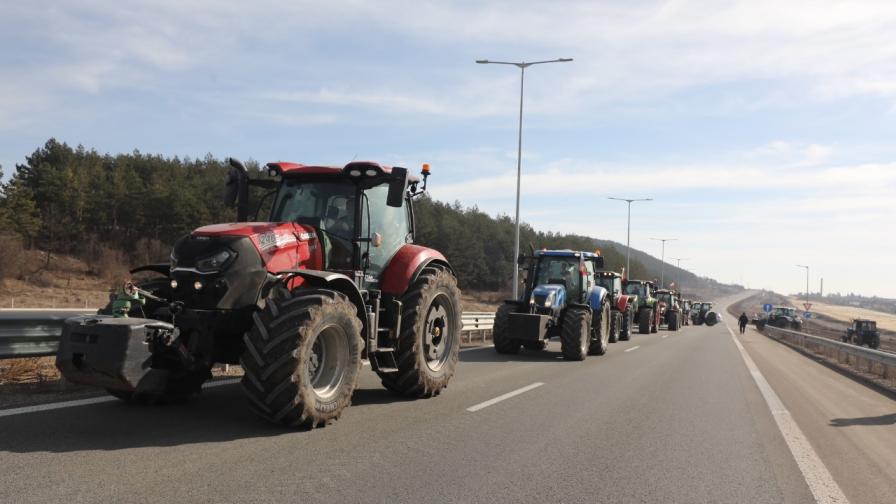 Земеделци блокираха АМ "Европа" до Сливница в посока София