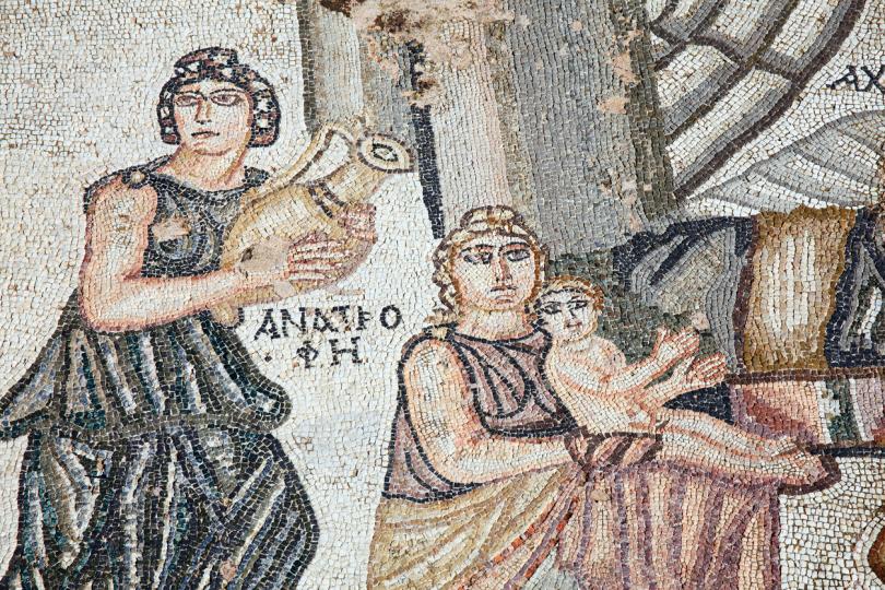 <p><strong>Римската империя</strong></p>

<p>По време на Римската империя липсата на косми по тялото се смятала за признак на класите. Богатите жени и мъже използвали бръсначи, направени от кремъци, пинсети, кремове и камъни, за да премахнат излишните косми. Всъщност дори&nbsp;окосмяването в интимната област се е смятало за нецивилизовано, поради което много известни статуи и картини на гръцки жени са изобразени без косми там.&nbsp;</p>