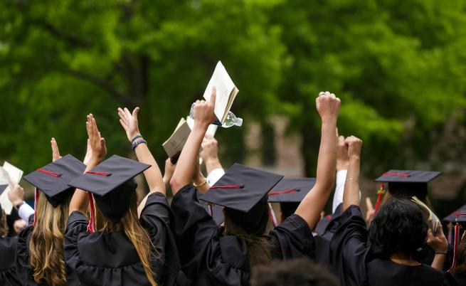 Работодатели предлагат да се намали приемът на студенти в университетите