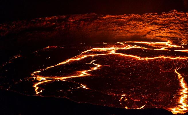 Кървенето на Земята: Лава сред замръзнал пейзаж е част от невероятно сателитно изображение
