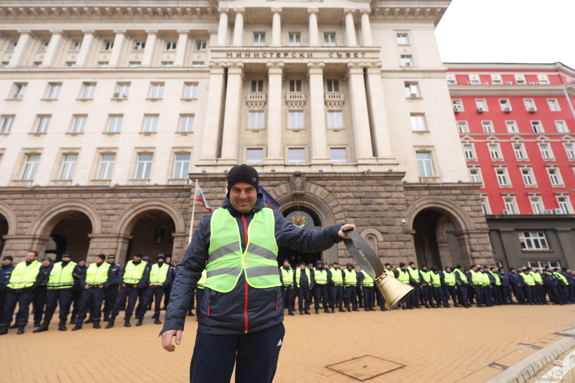 <p>Част от земеделците продължават с протестите, искат оставката на Вътев</p>