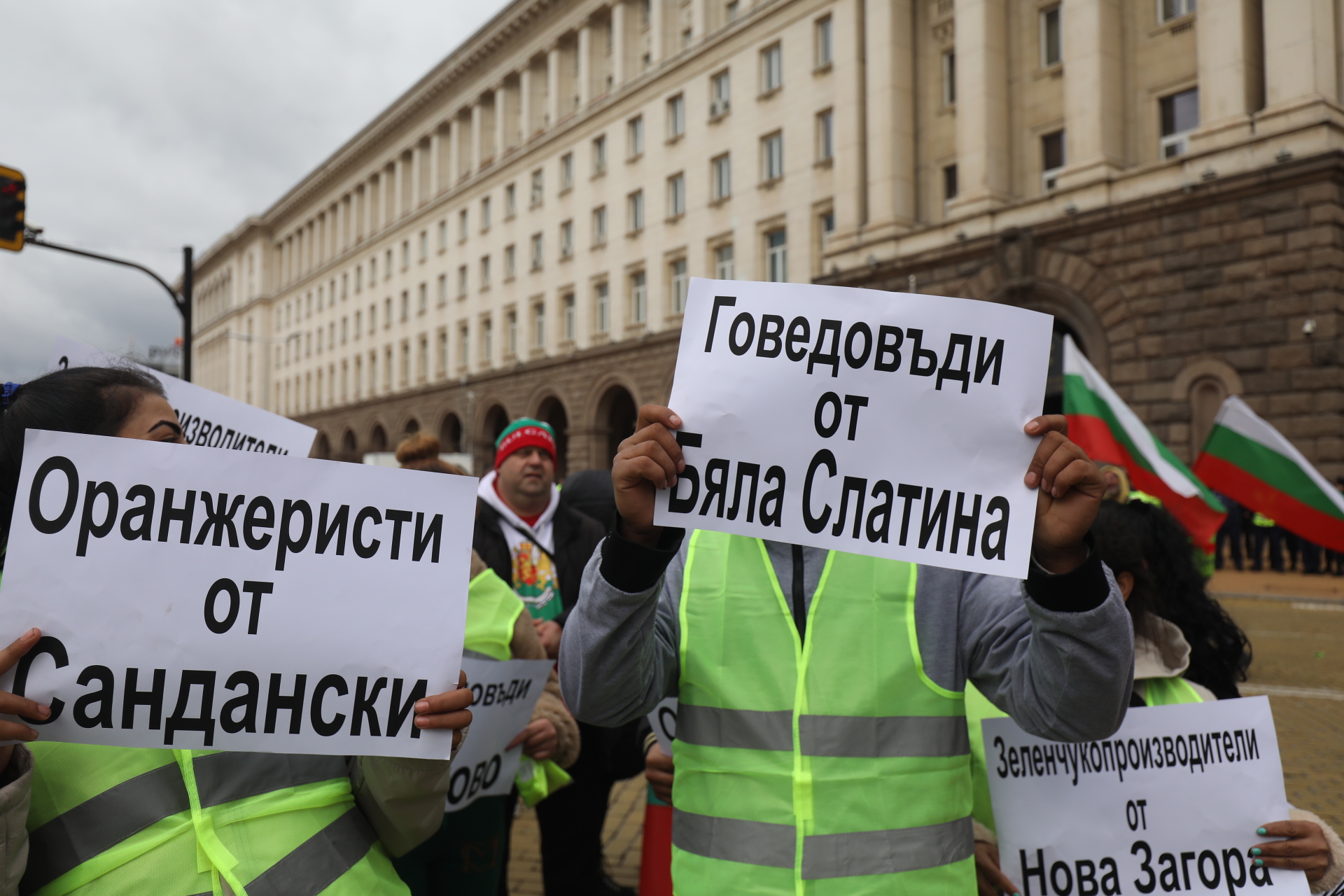 <p>Част от земеделците продължават с протестите, искат оставката на Вътев</p>