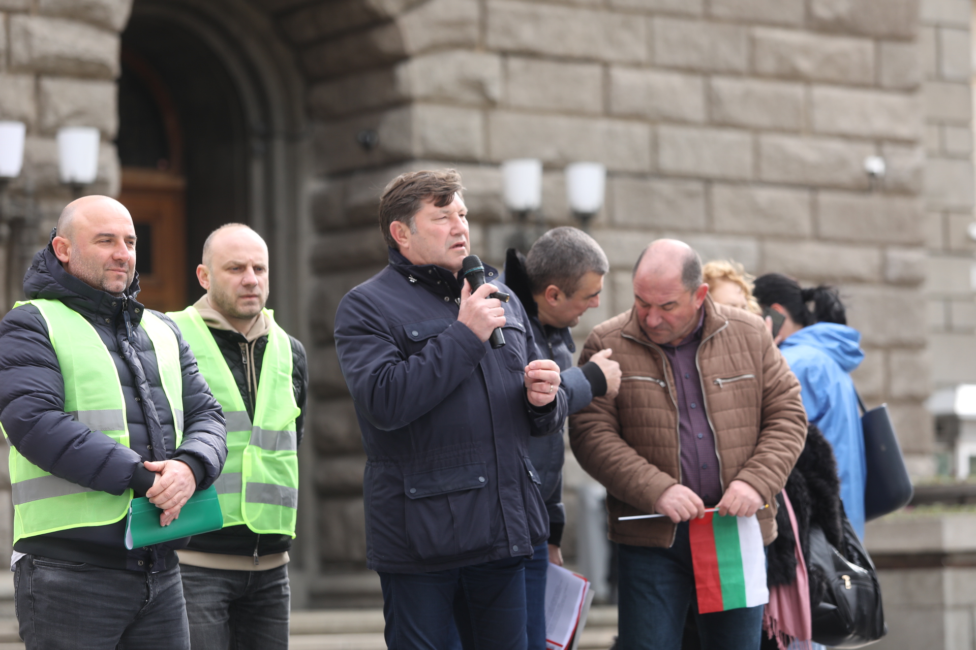 <p>Част от земеделците продължават с протестите, искат оставката на Вътев</p>