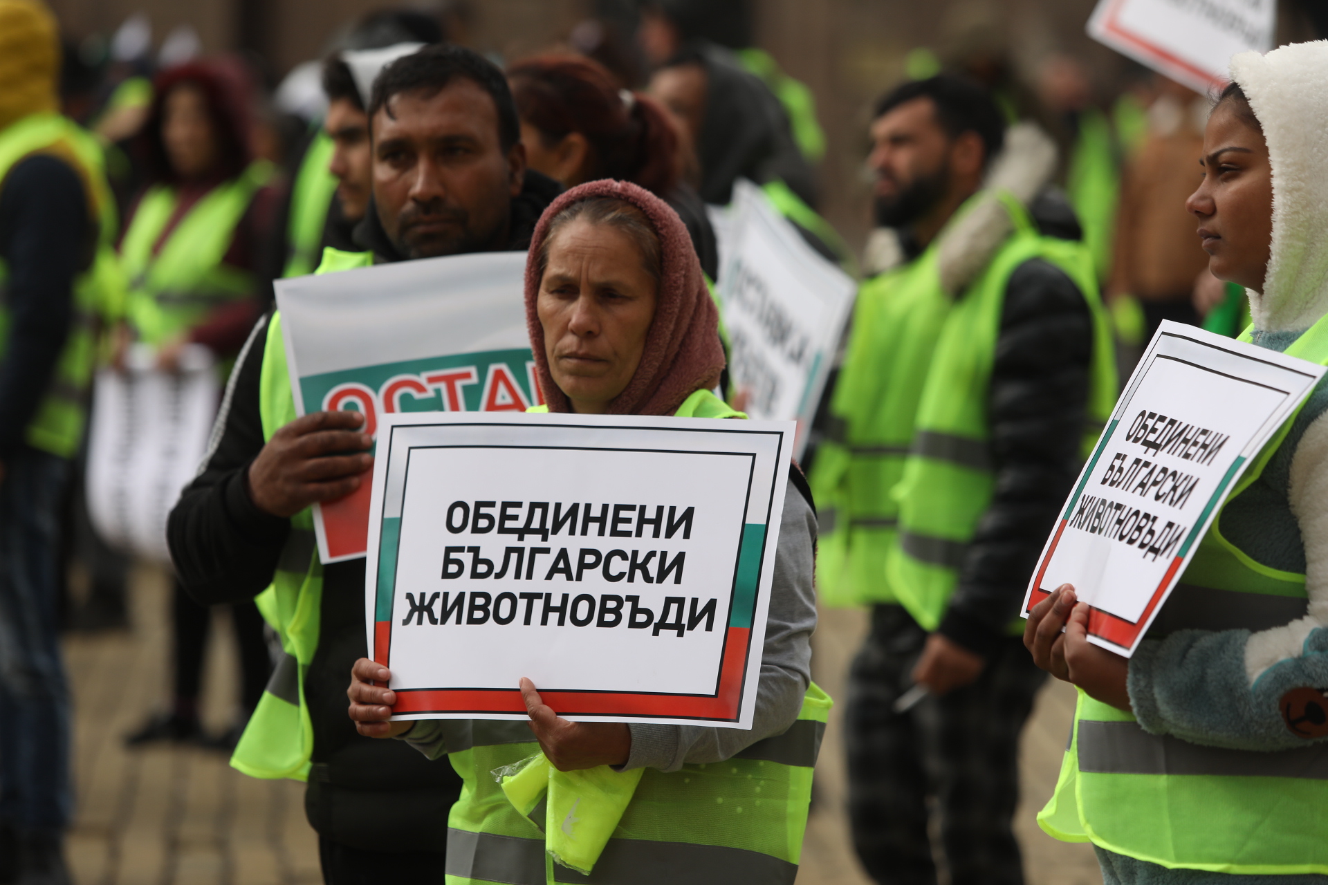 <p>Част от земеделците продължават с протестите, искат оставката на Вътев</p>