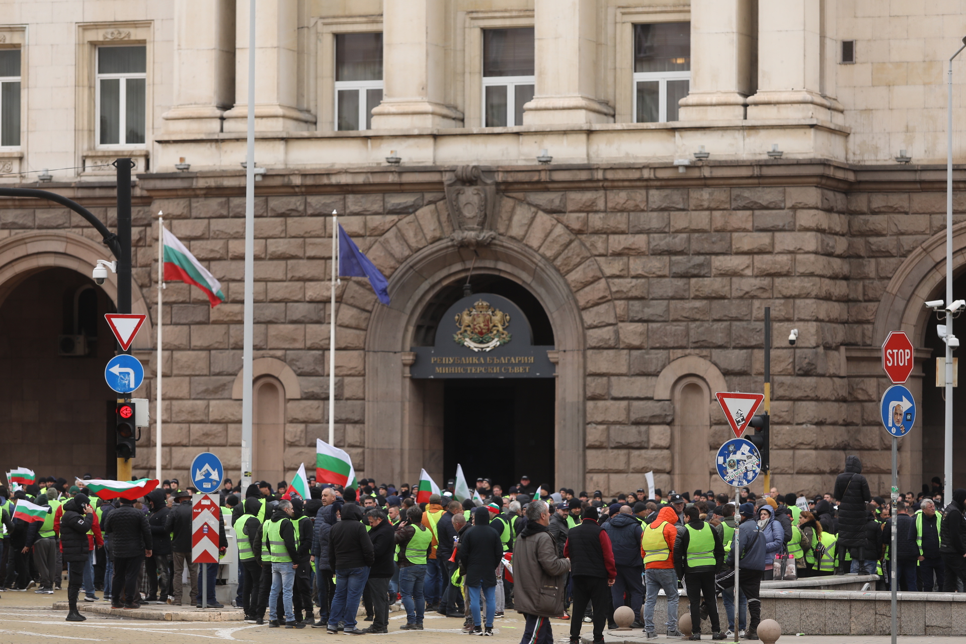 <p>Част от земеделците продължават с протестите, искат оставката на Вътев</p>