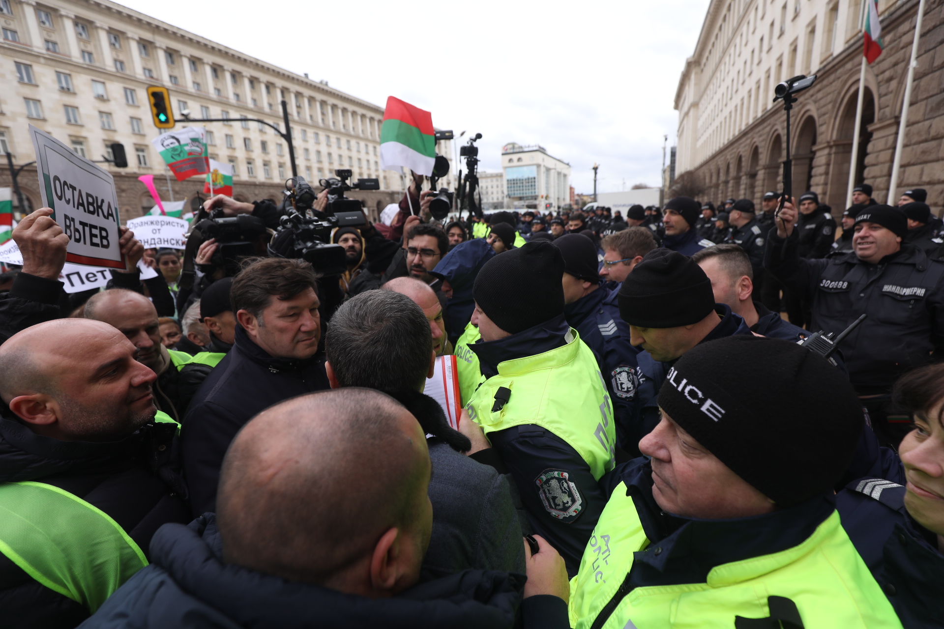 Част от земеделците продължават с протестите, искат оставката на Вътев