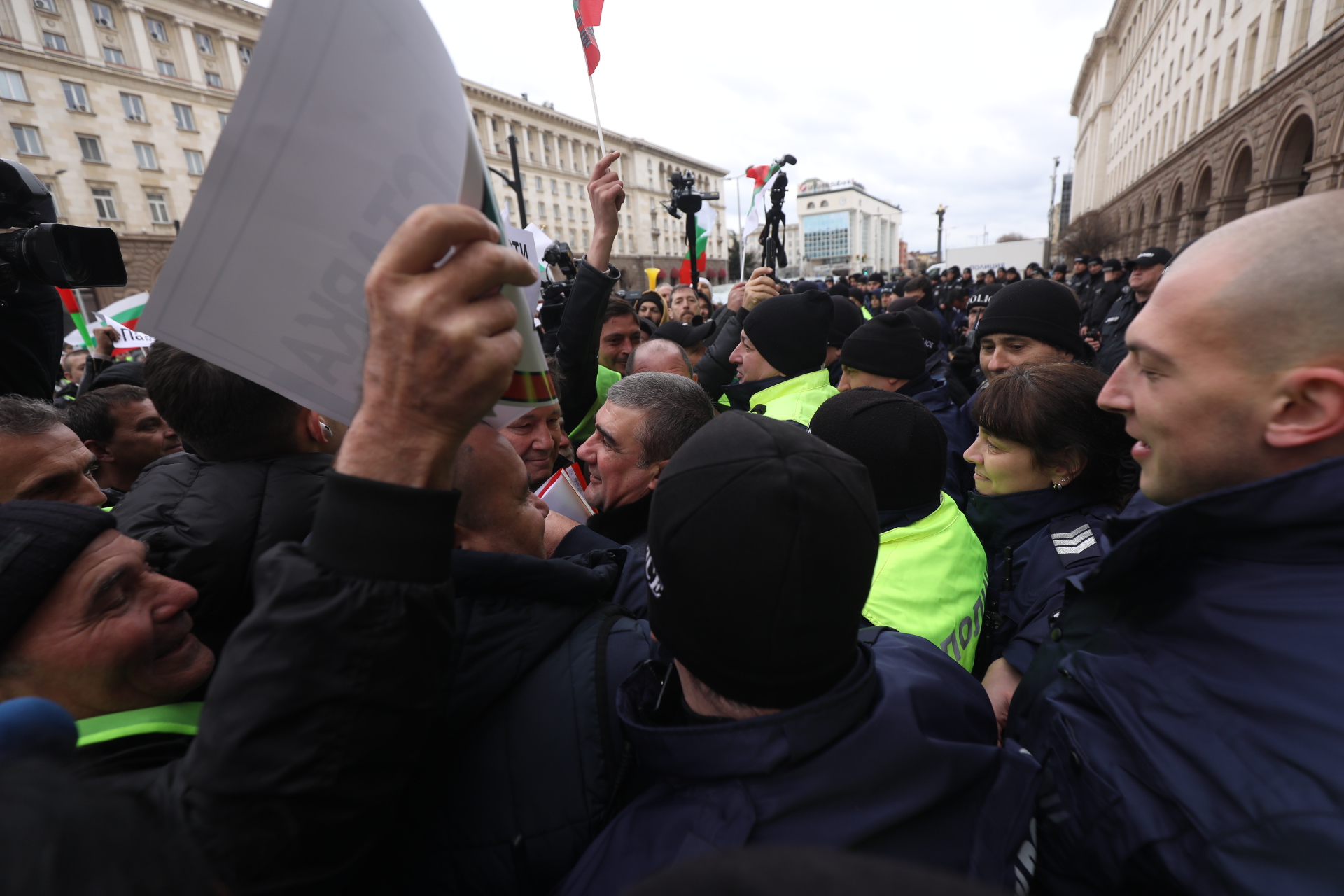 Част от земеделците продължават с протестите, искат оставката на Вътев