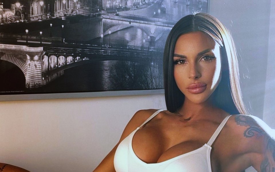 Сексапилната братовчедка на бившия вратар Икер Касияс - Алба, продължава да