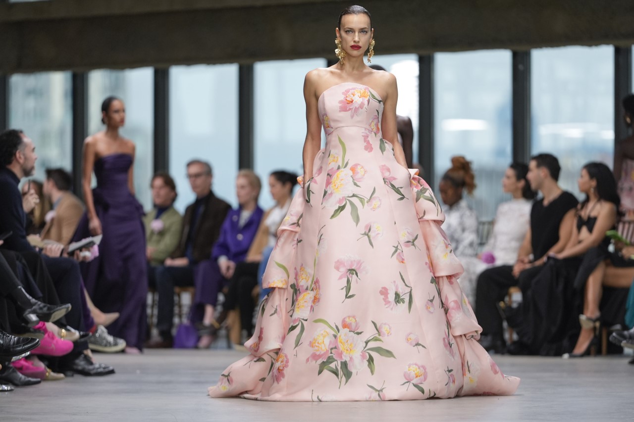 <p>Модната къща &quot;Каролина Ерера&quot; си постави за цел да подчертае силната страна и издръжливостта на клиентките си на ревюто, което представи по време на Седмицата на модата в Ню Йорк.</p>
