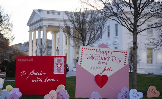 „На Америка с любов“: Джил Байдън с изложба пред Белия дом за Свети Валентин