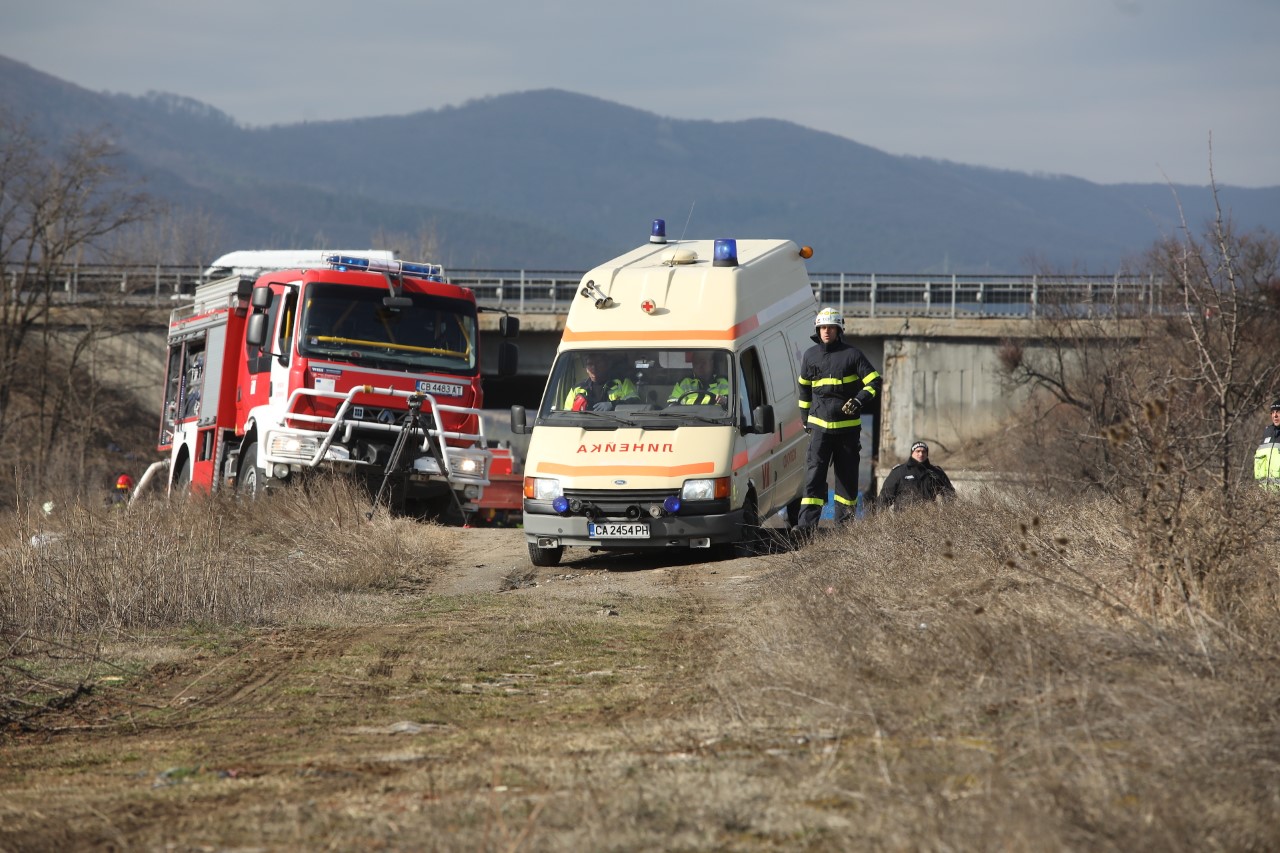 <p>На 45-и км от автомагистрала &bdquo;Тракия&ldquo; при пътен възел с. Мухово,&nbsp; се състоя практическо учение на тема &bdquo;Действия при пътнотранспортно произшествие&ldquo;. Учението е организирано от Главна дирекция "Пожарна безопасност и защита на населението", с участие на МВР, местната власт и други ведомства, съобщиха от МВР.</p>