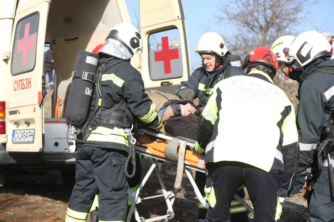 <p>На 45-и км от автомагистрала &bdquo;Тракия&ldquo; при пътен възел с. Мухово,&nbsp; се състоя практическо учение на тема &bdquo;Действия при пътнотранспортно произшествие&ldquo;. Учението е организирано от Главна дирекция "Пожарна безопасност и защита на населението", с участие на МВР, местната власт и други ведомства, съобщиха от МВР.</p>