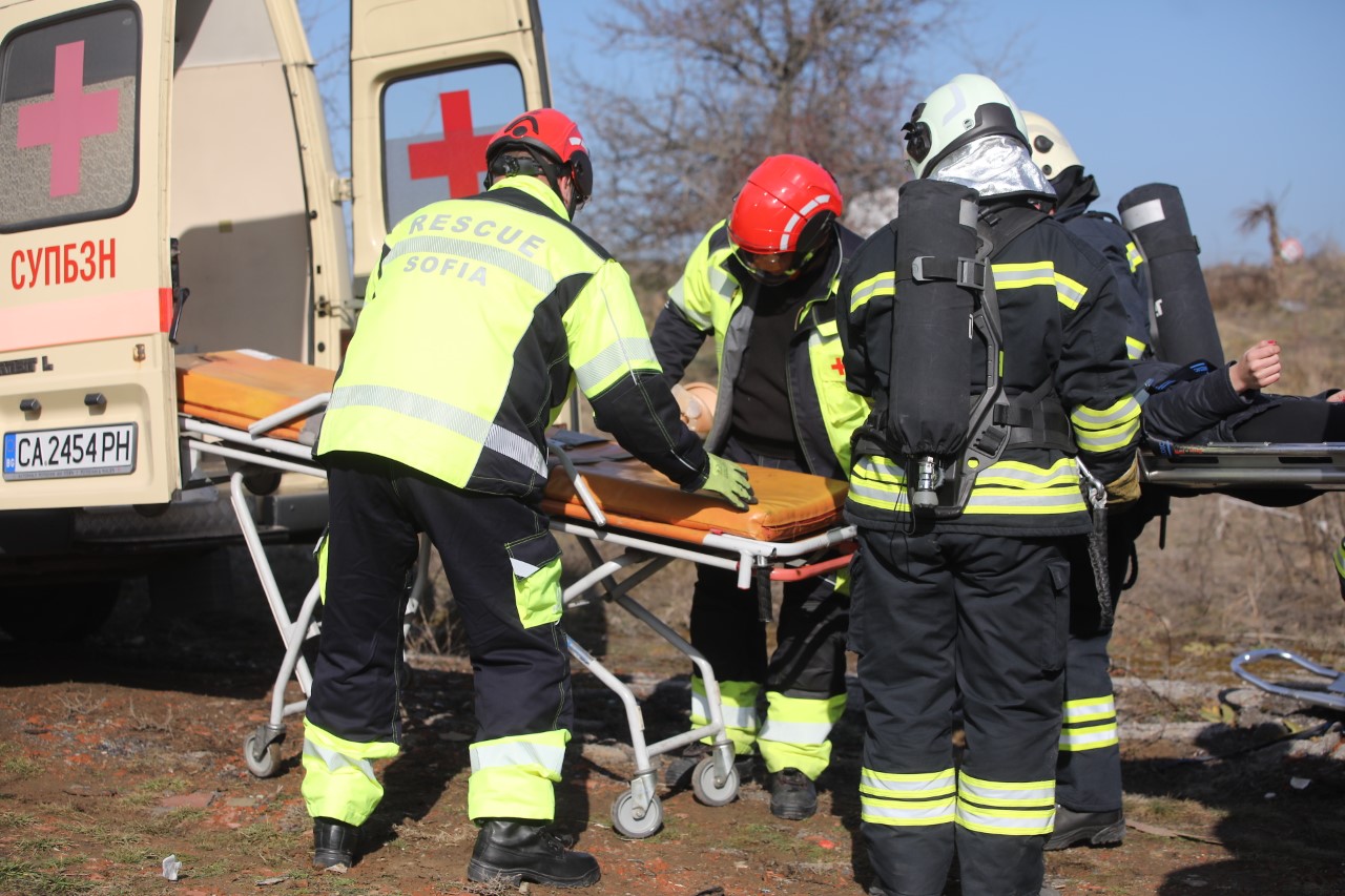 <p>На 45-и км от автомагистрала &bdquo;Тракия&ldquo; при пътен възел с. Мухово,&nbsp; се състоя практическо учение на тема &bdquo;Действия при пътнотранспортно произшествие&ldquo;. Учението е организирано от Главна дирекция "Пожарна безопасност и защита на населението", с участие на МВР, местната власт и други ведомства, съобщиха от МВР.</p>