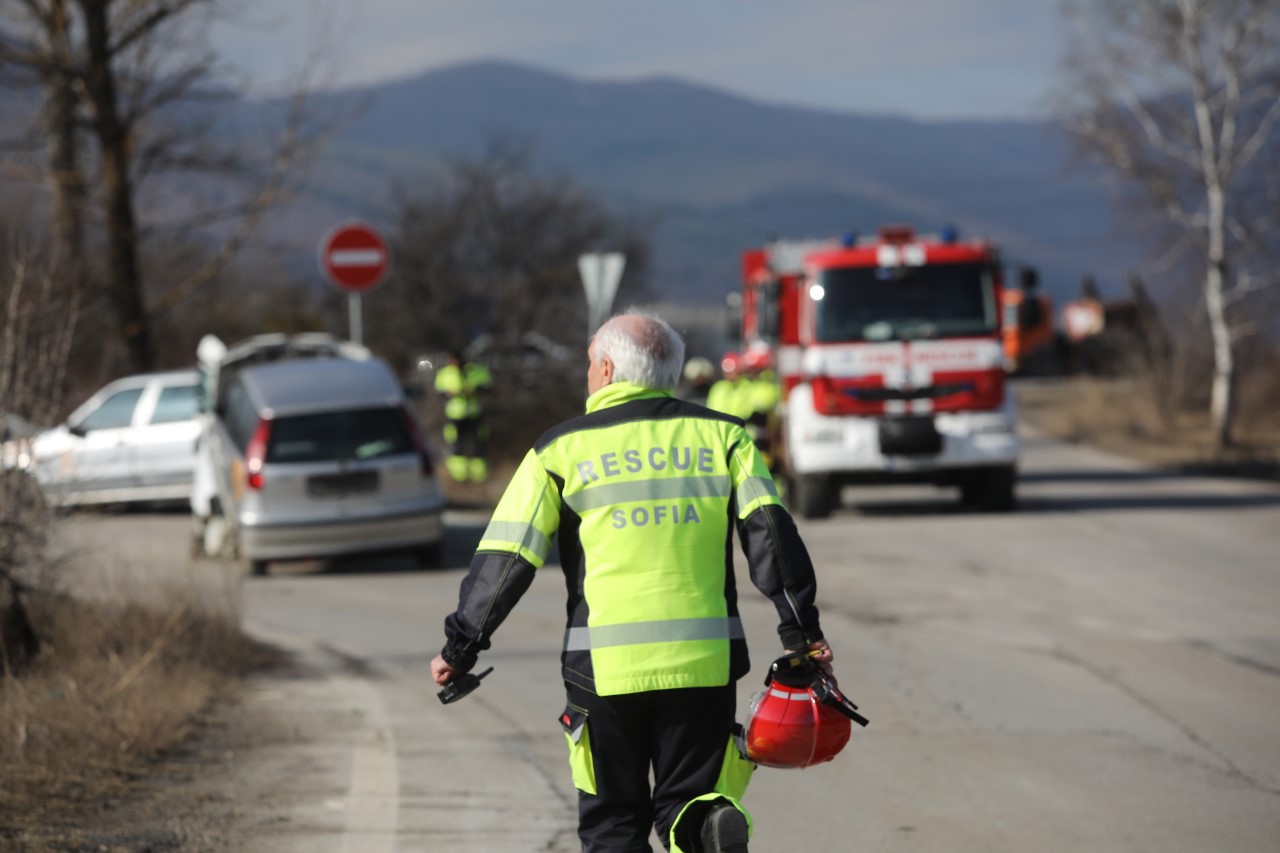 <p>На 45-и км от автомагистрала &bdquo;Тракия&ldquo; при пътен възел с. Мухово,&nbsp; се състоя практическо учение на тема &bdquo;Действия при пътнотранспортно произшествие&ldquo;. Учението е организирано от Главна дирекция "Пожарна безопасност и защита на населението", с участие на МВР, местната власт и други ведомства, съобщиха от МВР.</p>