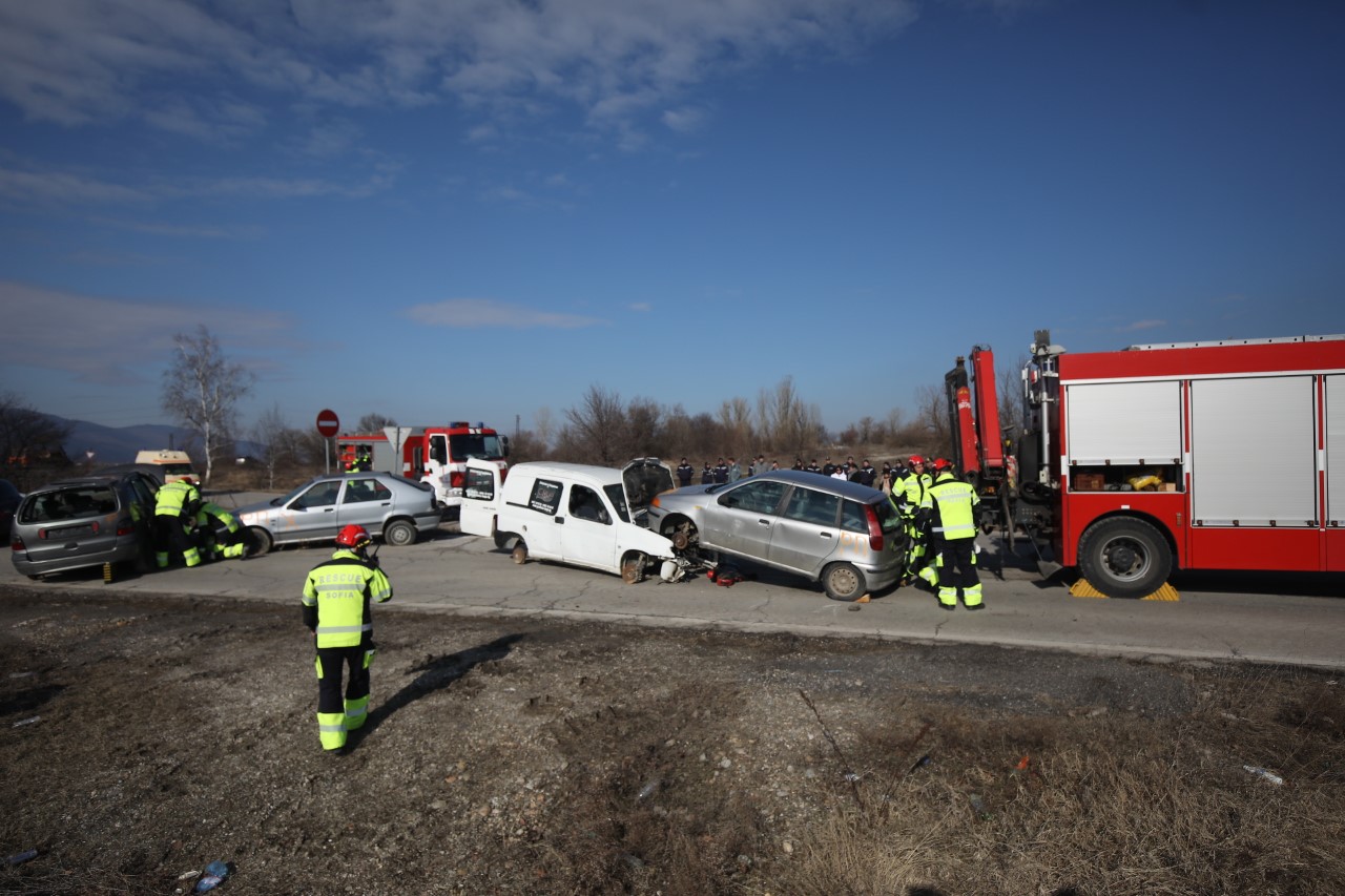 <p>На 45-и км от автомагистрала &bdquo;Тракия&ldquo; при пътен възел с. Мухово,&nbsp; се състоя практическо учение на тема &bdquo;Действия при пътнотранспортно произшествие&ldquo;. Учението е организирано от Главна дирекция "Пожарна безопасност и защита на населението", с участие на МВР, местната власт и други ведомства, съобщиха от МВР.</p>