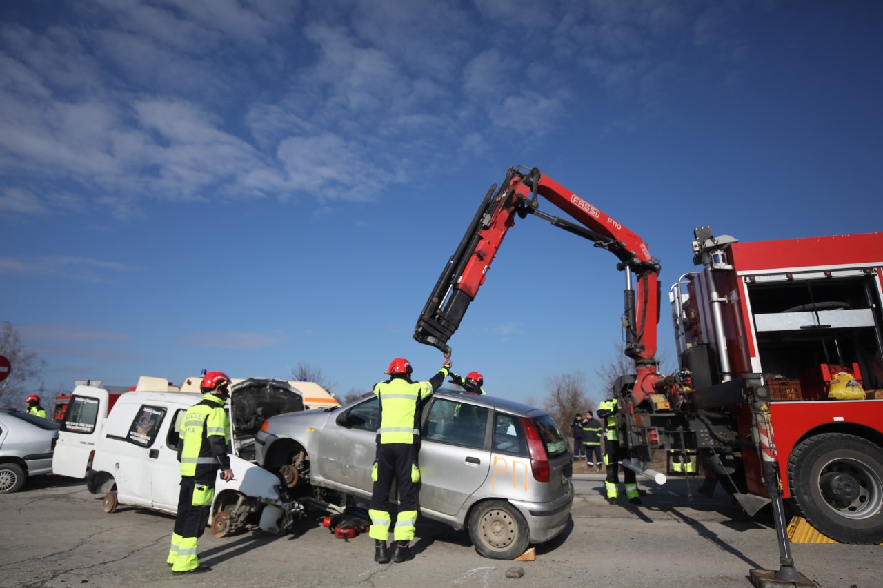 <p>На 45-и км от автомагистрала &bdquo;Тракия&ldquo; при пътен възел с. Мухово,&nbsp; се състоя практическо учение на тема &bdquo;Действия при пътнотранспортно произшествие&ldquo;. Учението е организирано от Главна дирекция "Пожарна безопасност и защита на населението", с участие на МВР, местната власт и други ведомства, съобщиха от МВР.</p>