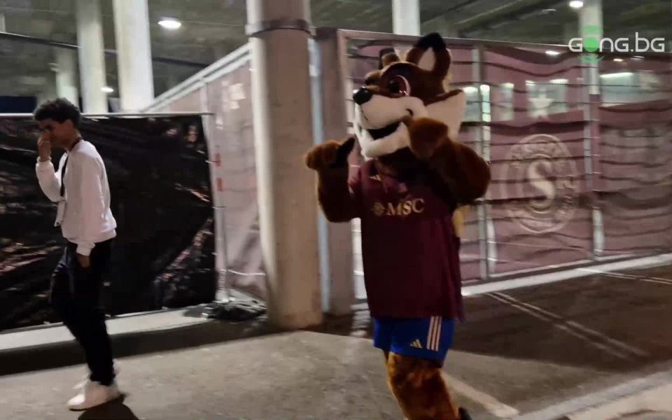 Талисманът Калвин пристигна на стадиона на Сервет преди срещата с