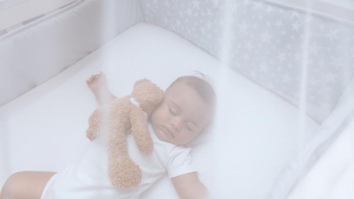 Безопасно ли е бебето ми да заспива на бял шум?