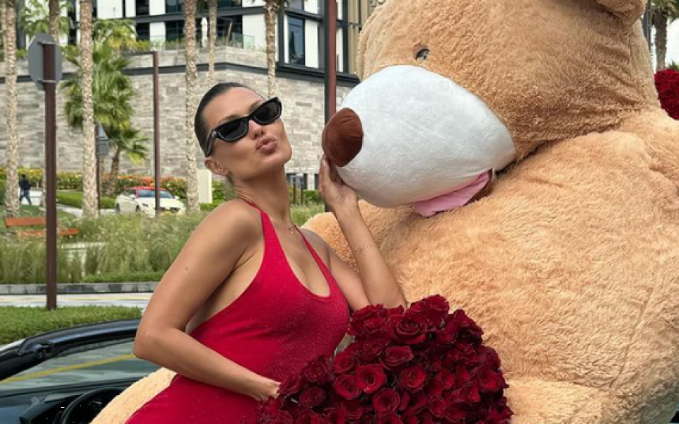 През ноември моделката се изфука, че ще вдига пищна сватба