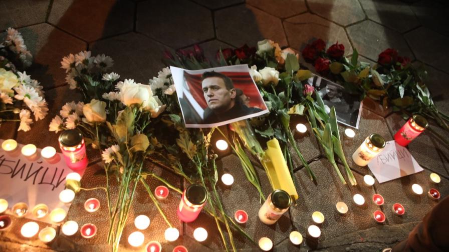 "Да кажем на Путин – Ти си страхливец и убиец": Бдение за Навални пред руското посолство