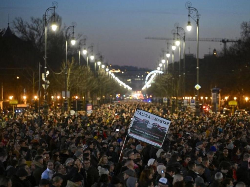 Десетки хиляди хора протестираха тази вечер в унгарската Будапеща срещу