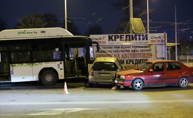 Автобус помете три коли и два павилиона в София, има ранени (СНИМКИ)