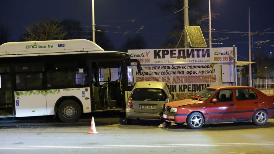 Автобус помете три коли и два павилиона в София, има ранени (СНИМКИ)