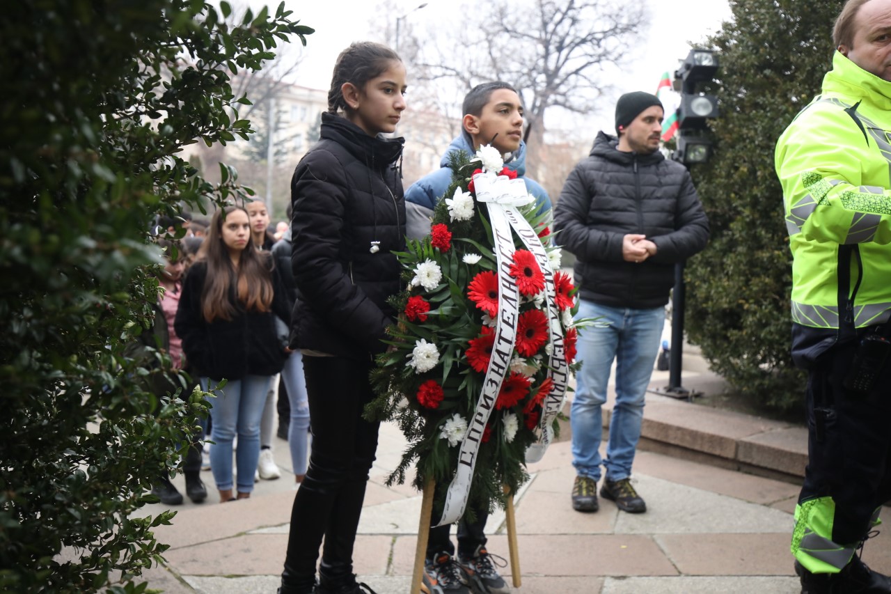 <p>България се прекланя пред паметта на Апостола. Днес се навършват 151 години от гибелта на Васил Левски. В десетки градове ще бъдат поднесени венци и цветя пред паметниците на националния герой.</p>