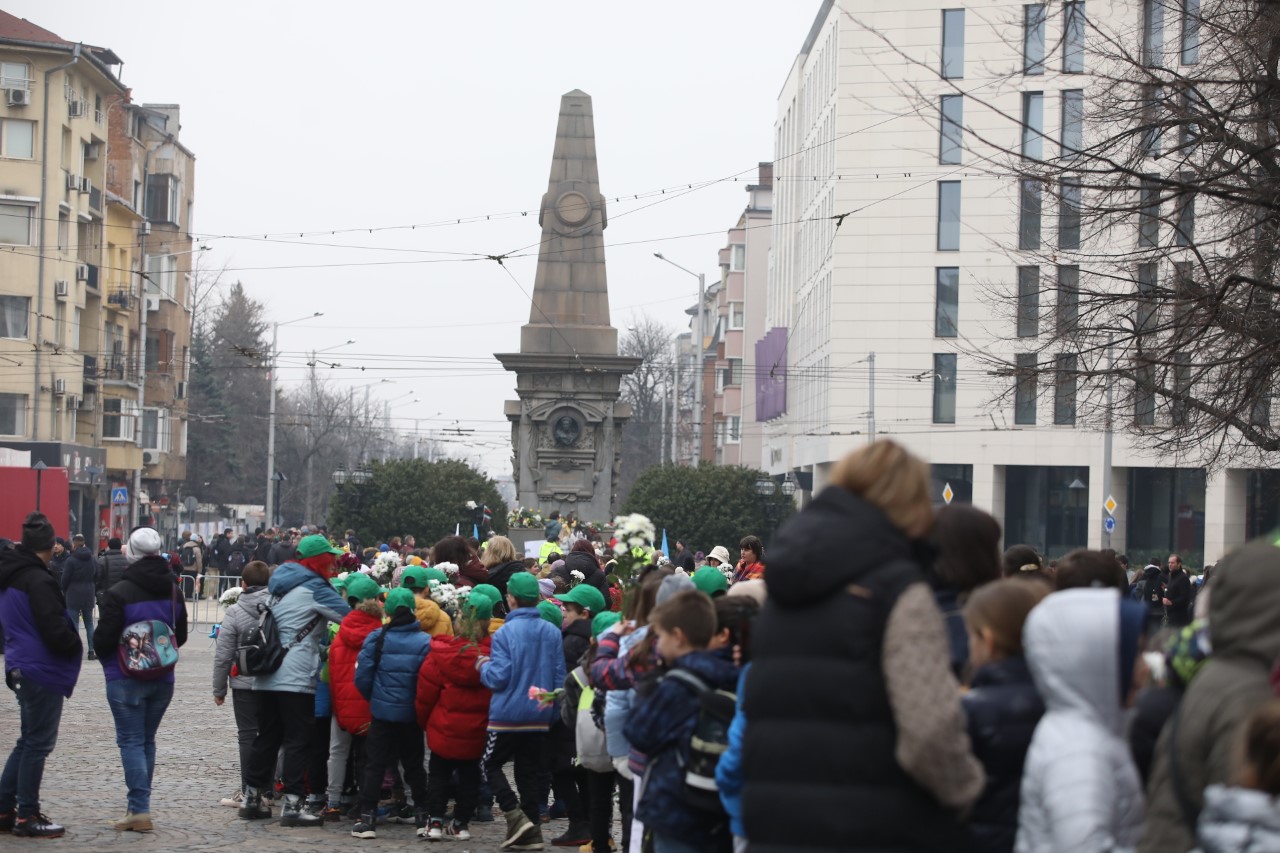 <p>България се прекланя пред паметта на Апостола. Днес се навършват 151 години от гибелта на Васил Левски. В десетки градове ще бъдат поднесени венци и цветя пред паметниците на националния герой.</p>