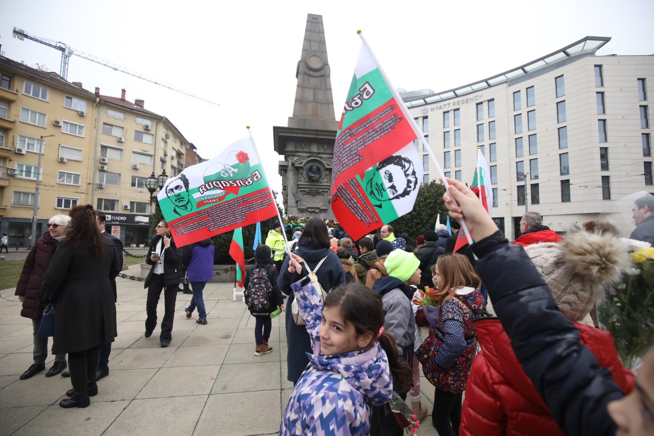 <p>България се прекланя пред паметта на Апостола. Днес се навършват 151 години от гибелта на Васил Левски. В десетки градове ще бъдат поднесени венци и цветя пред паметниците на националния герой.</p>