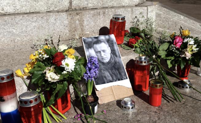 Москва разпореди да се идентифицират всички, които полагат цветя в памет на Навални