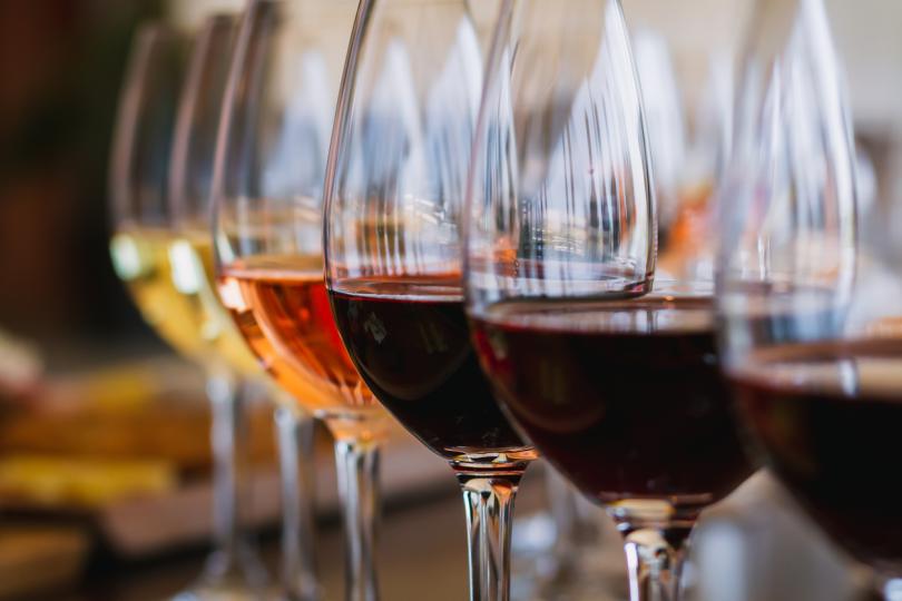 <p><strong>Вино&nbsp;</strong></p>  <p>Това може би е най-добрата част от списъка. Много региони от Синята зона редовно включват чаша червено вино към храненето. Някои изследвания показват, че червеното вино може да бъде полезно за здравето на сърцето поради съдържанието на антиоксиданти и полифеноли. Разбира се, при всеки алкохол е важна умереността, а понякога и одобрението на лекар.&nbsp;</p>